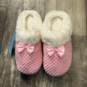 Girl’s Pink and White Fuzzy Slippers with Bow Size 1 to 1 1/2